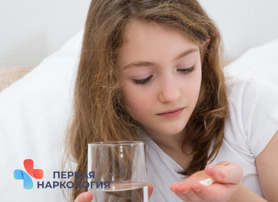 Ребенок пьет таблетки